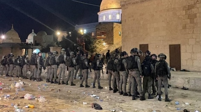 Israel Serang Masjid Al Aqsa